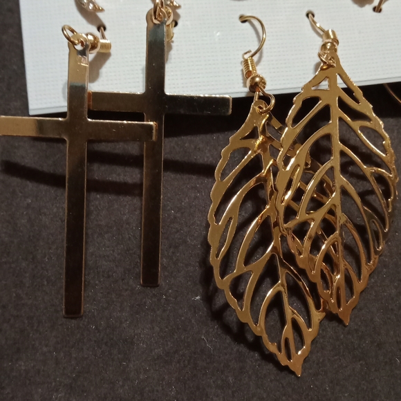 12 Pair Of Fashion Earrings - Picture 4 of 7